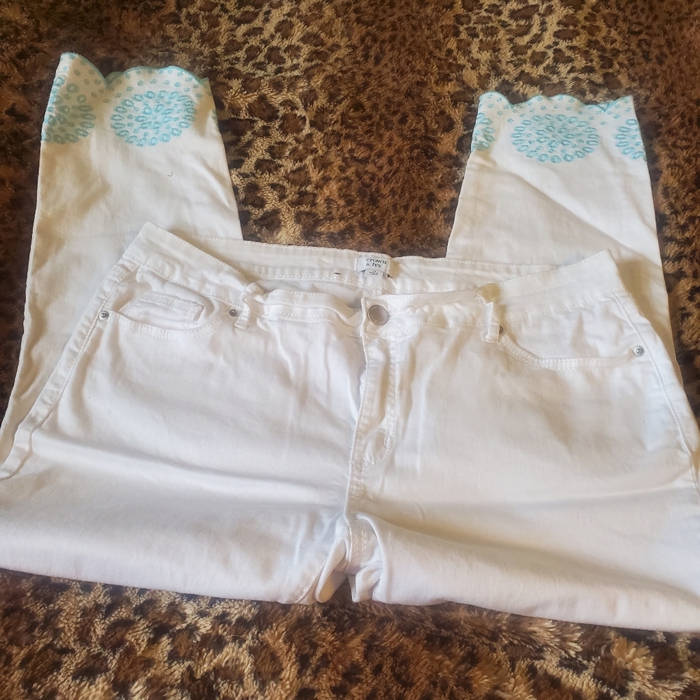 White ankle pants with scalloped edges